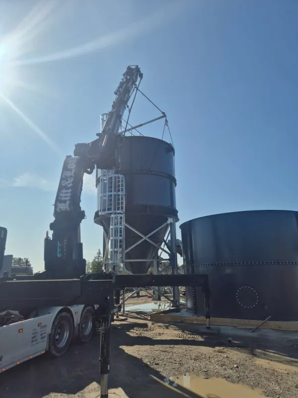 STC kran lyfter silo, industriarbete