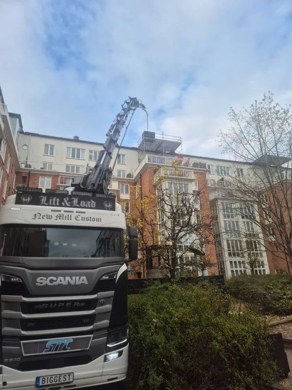 STC Scania med kran vid bostadshus