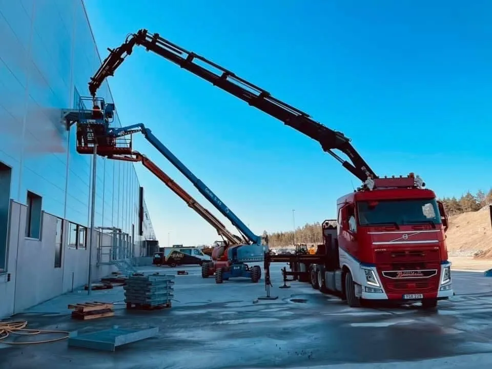 STC Volvo med kran vid industrihall en solig dag